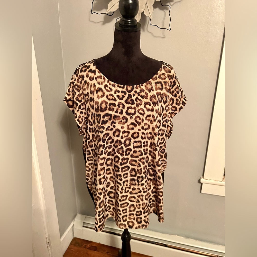 Chico's size 4 Leopard Print Shirt Short Sleeve Crew Neck Solid Black on Back